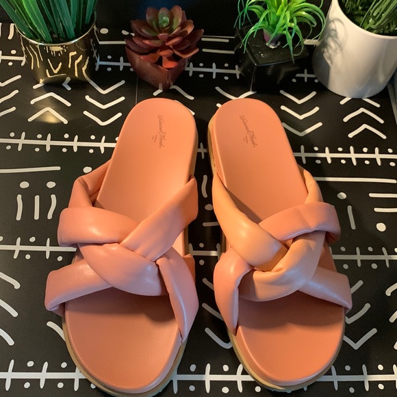 Universal Thread Shoes - NWOT Universal Thread Sandals